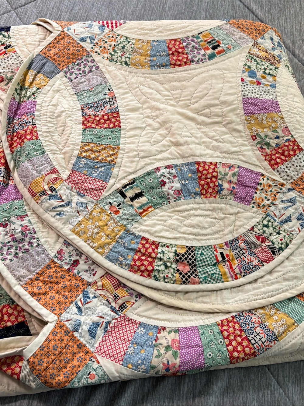 Vintage 1930s Handmade Double Wedding Ring Pattern Quilt (86" x 88") Cottagecore - Picture 2 of 16